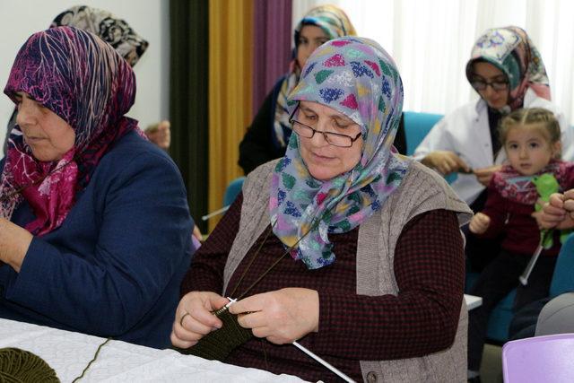 Doğu'da görev yapan askerler için örgü örüyorlar