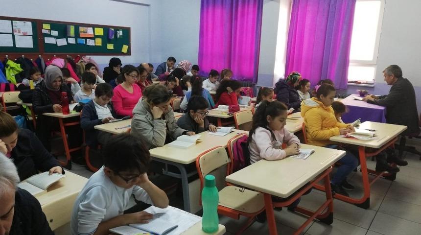 &Ouml;ğrenciler, okuma sevgisini aile sevgisiyle harmanladılar