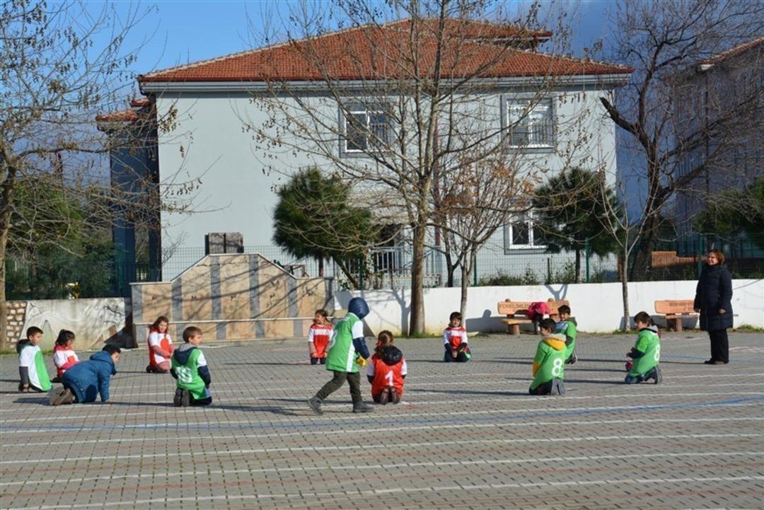 Edremit, geleneksel &ccedil;ocuk oyunlarını sporda yetenekle buluşturuyor