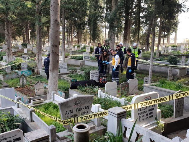 Annesinin mezarı başında intihar etti 1