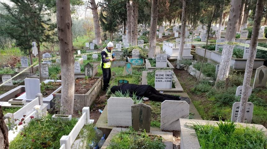 Annesinin mezarı başında intihar etti