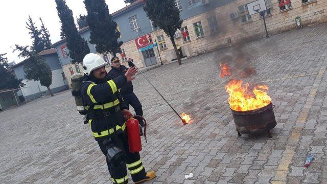 İtfaiye Müdürlüğünün okullarda eğitimlerine devam ediyor