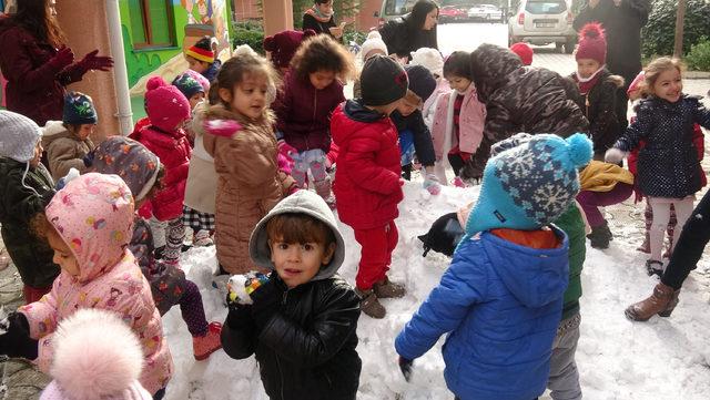 Minik öğrenciler için Kazdağı'ndan kamyonetle kar getirildi