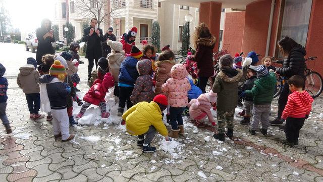 Minik öğrenciler için Kazdağı'ndan kamyonetle kar getirildi