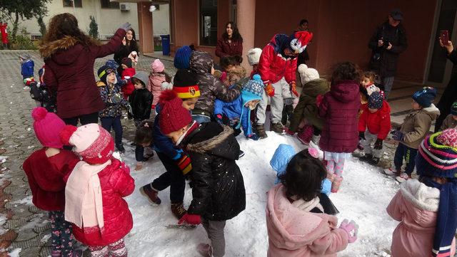 Minik öğrenciler için Kazdağı'ndan kamyonetle kar getirildi