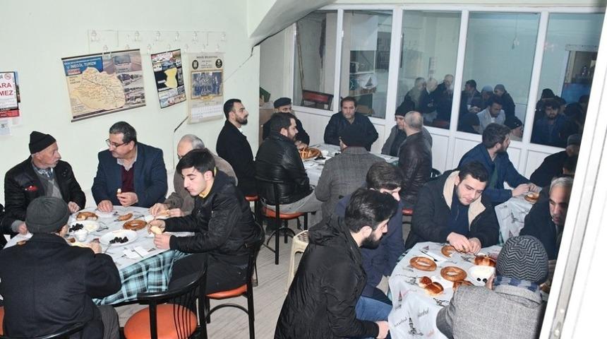 Bereket sofrası S&uuml;leymaniye Cami&rsquo;inde kuruldu