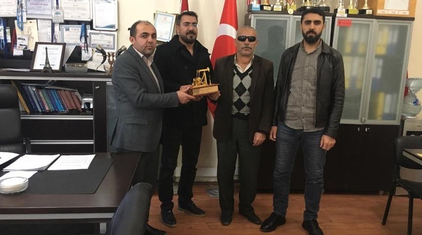 Şehit yakınlarından okul m&uuml;d&uuml;r&uuml;ne plaket