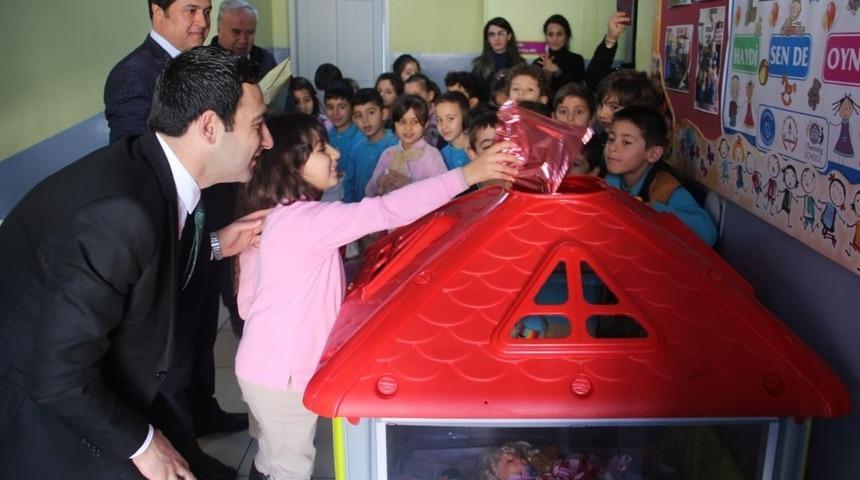 Oyuncaklar ihtiyaç sahipleri için kumbarada