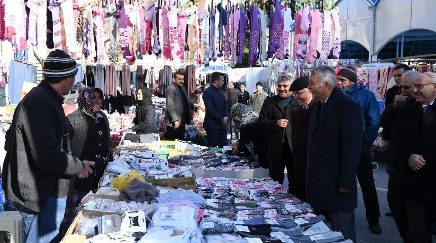 Isparta Belediye Başkanı G&uuml;naydın, pazarcı esnafıyla buluştu