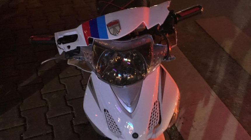 Kırmızı ışıkta duramayan elektrikli motosiklet kamyonete çaptı