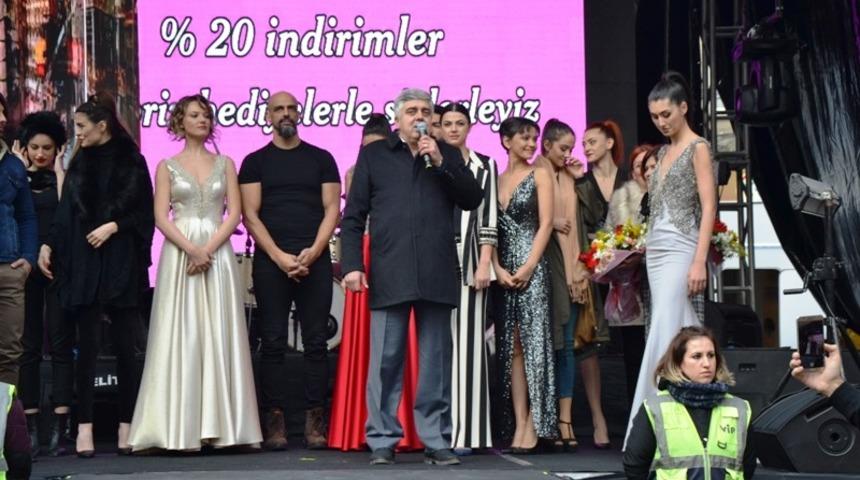 Biga&rsquo;da &uuml;nl&uuml; mankenler sokak defilesinde