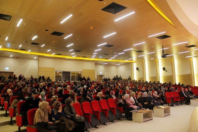 İlahiyat Fakültesi’nde ‘Dünya Arapça günü’ etkinliği düzenlendi