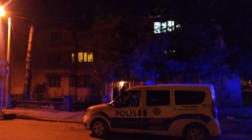 Kadın öğretmen, evinde iple asılı halde ölü bulundu