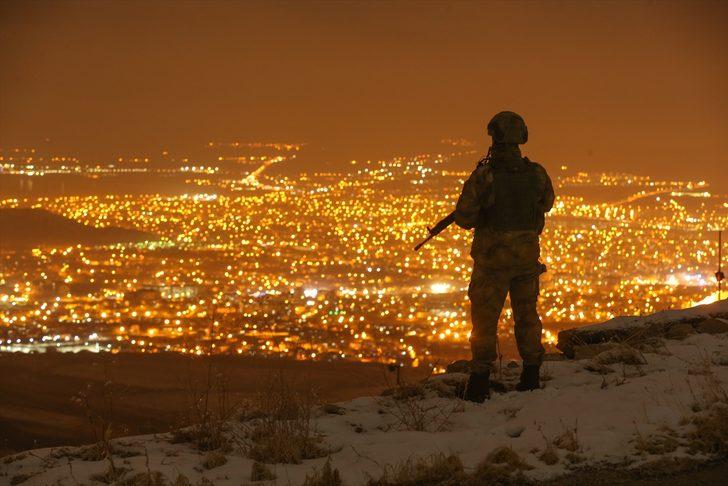 En uzun gecede eller tetikte G1