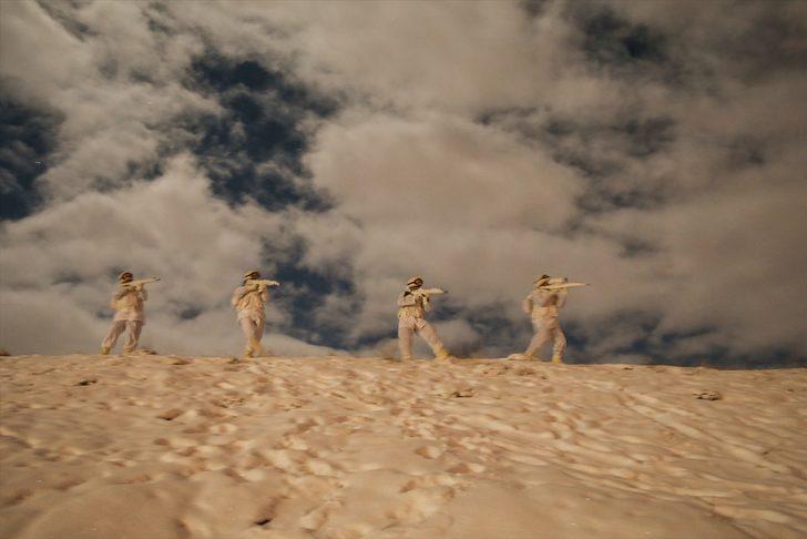 En uzun gecede eller tetikte G3