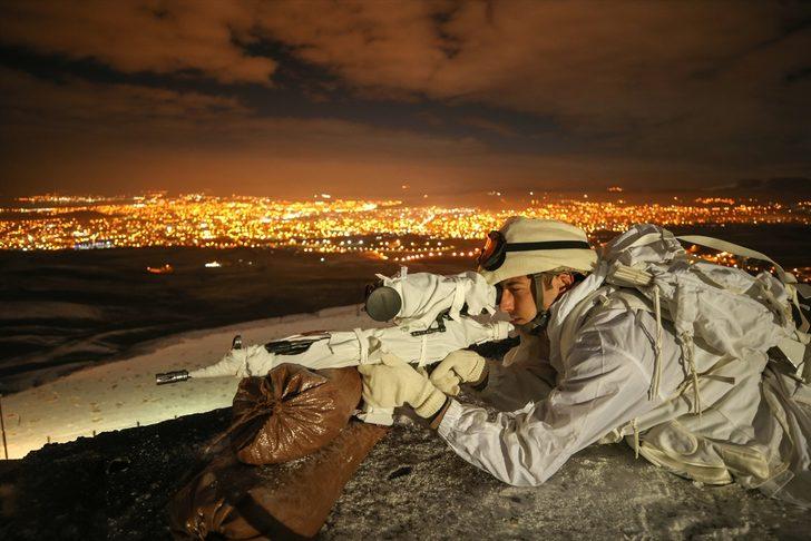 En uzun gecede eller tetikte G5