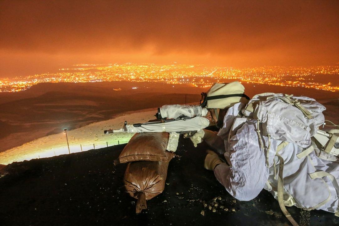 En uzun gecede eller tetikte