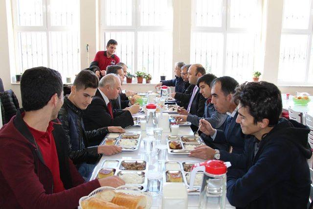 Kaymakam Göktaş öğrencilerle yemekte buluştu