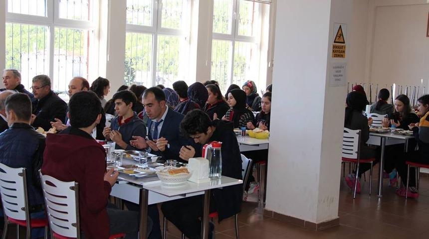 Kaymakam G&ouml;ktaş &ouml;ğrencilerle yemekte buluştu