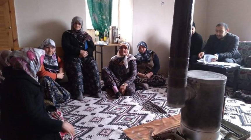 Yaşlı teyzeler bağımlılık eğitimi alıyor