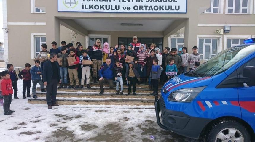 Jandarmadan &ouml;ğrencilere destek