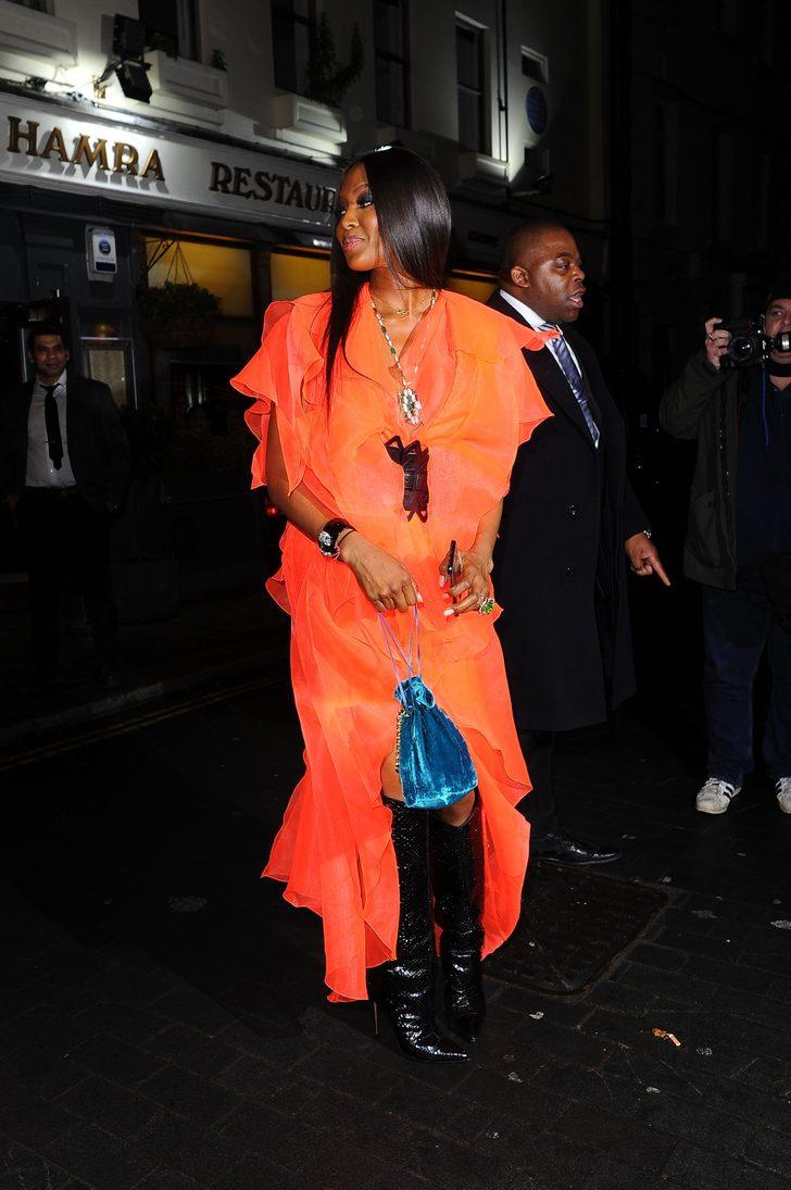 Naomi Campbell reklam kampanyası için üstsüz poz verdi G5