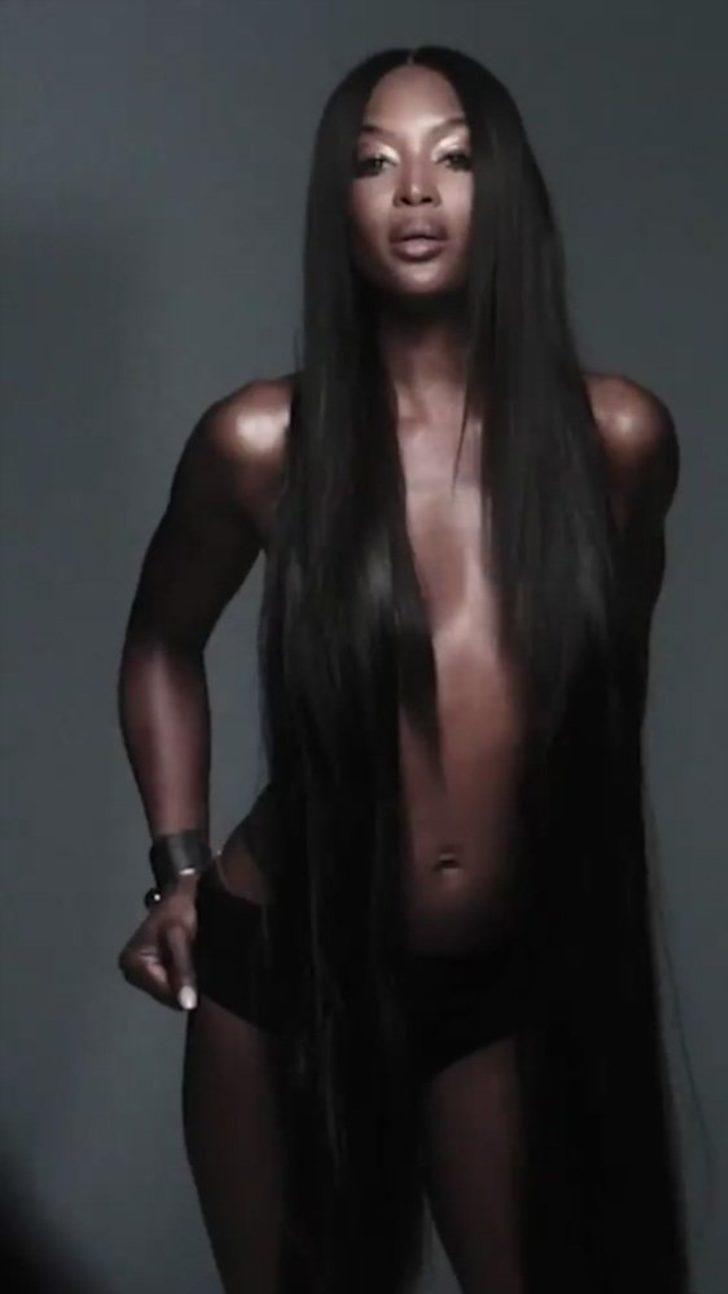 Naomi Campbell reklam kampanyası için üstsüz poz verdi G1
