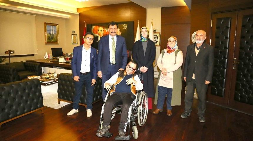 Ak, engelli &Ccedil;akır kardeşlere kitap ve tablo hediye etti