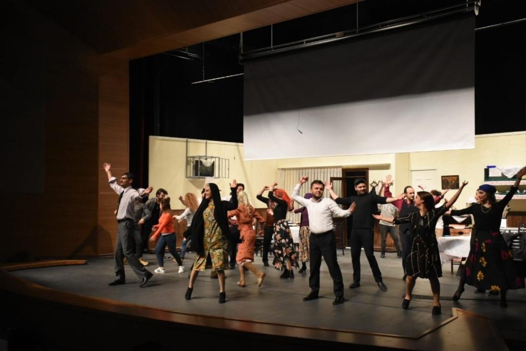 Kahvede C&uuml;mb&uuml;ş seyircisi ile buluştu