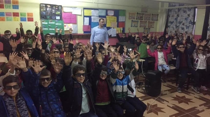 &Ouml;ğrencilerin 3 boyutlu film heyecanı