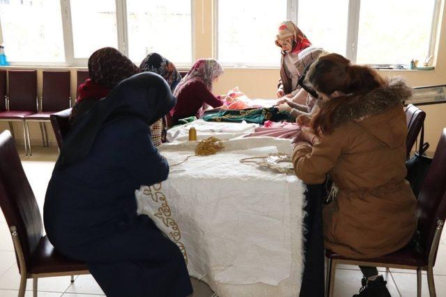 Siirtli kadınlar öğrendikleri el becerisiyle çeyizlerini hazırlıyor