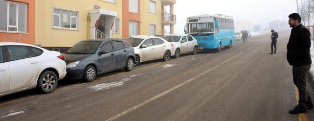 Şoförü kalp krizi geçiren halk otobüsü, park halindeki 7 araca çarptı