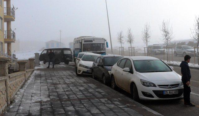 Şoförü kalp krizi geçiren halk otobüsü, park halindeki 7 araca çarptı