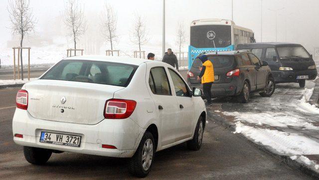 Şoförü kalp krizi geçiren halk otobüsü, park halindeki 7 araca çarptı