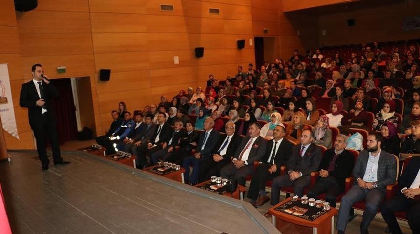 Kozan&rsquo;da bağımlılıkla m&uuml;cadele semineri