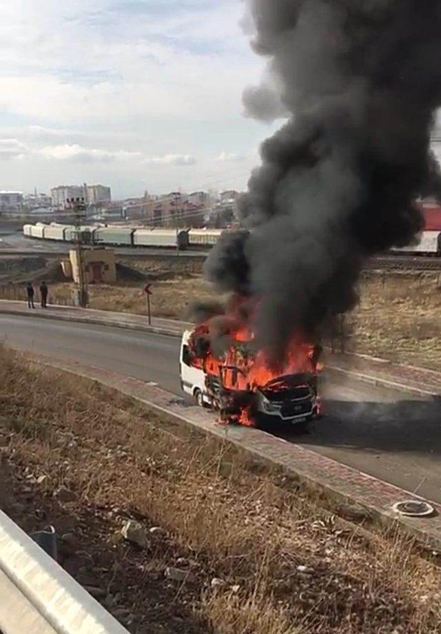 Seyir halindeki minibüs alev alev yandı