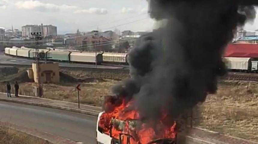 Seyir halindeki minib&uuml;s alev alev yandı