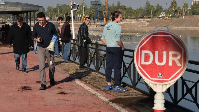 Nehirde sular çekildi, oksijensiz kalınca yüzeye çıkan balıklar kapışıldı