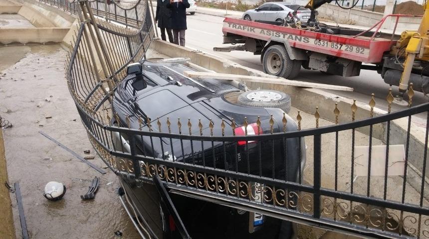 Kanala u&ccedil;an ara&ccedil;ta s&uuml;r&uuml;c&uuml; yaralandı