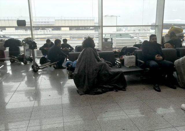 Bilet alamayan Kolombiyalı dansçılar havalimanında bekliyor
