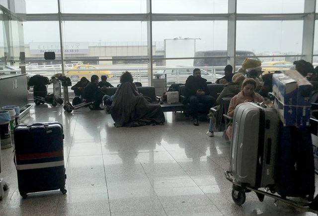 Bilet alamayan Kolombiyalı dansçılar havalimanında bekliyor