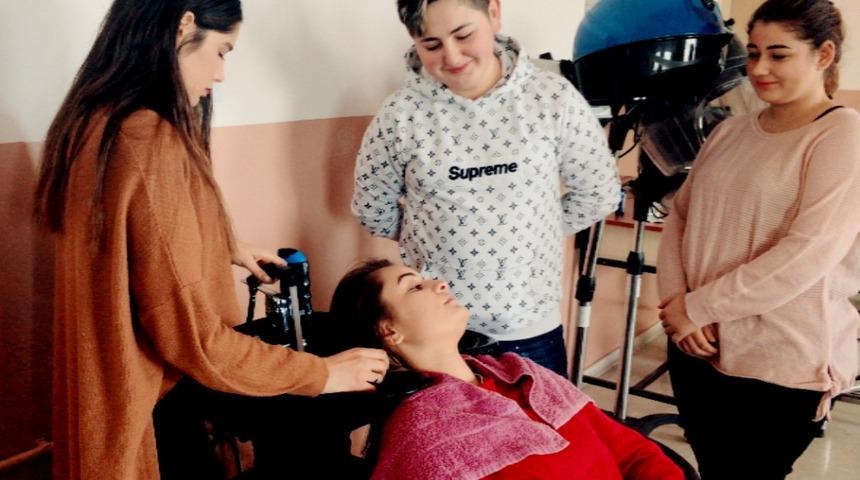 Bakıma muhta&ccedil; yaşlı ve hastaların sa&ccedil; bakımını &ouml;ğrenciler yapacak