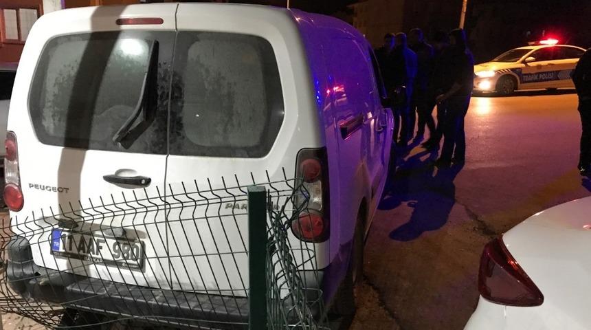 Alkollü sürücünün kullandığı araç bahçe duvarına çarptı