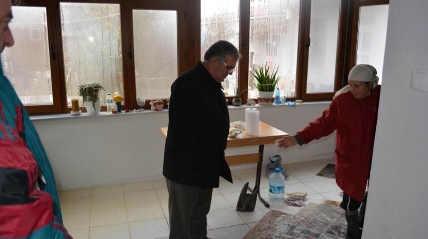 Kaymakam &Ccedil;alık Selden zarar g&ouml;ren vatandaşları ziyaret etti
