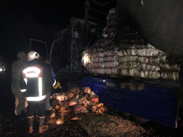 Seyir halinde alev alan makarna yüklü TIR yandı