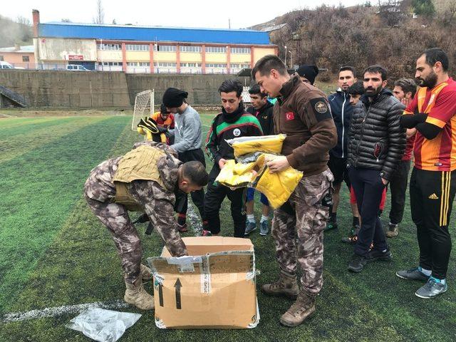 Özel hareketten sporculara malzeme desteği