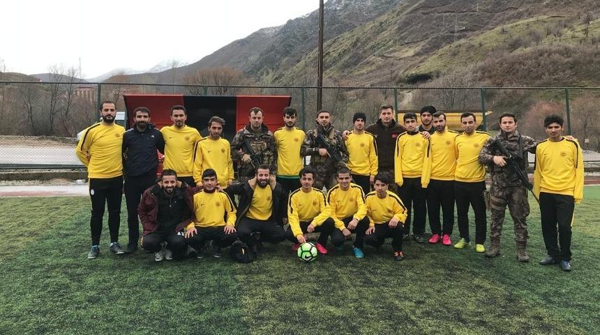 &Ouml;zel hareketten sporculara malzeme desteği