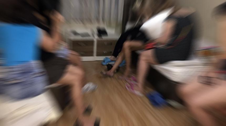 Fuhuş sırasında basıldılar! 2 erkek, 4 kadın ve aracı gözaltında