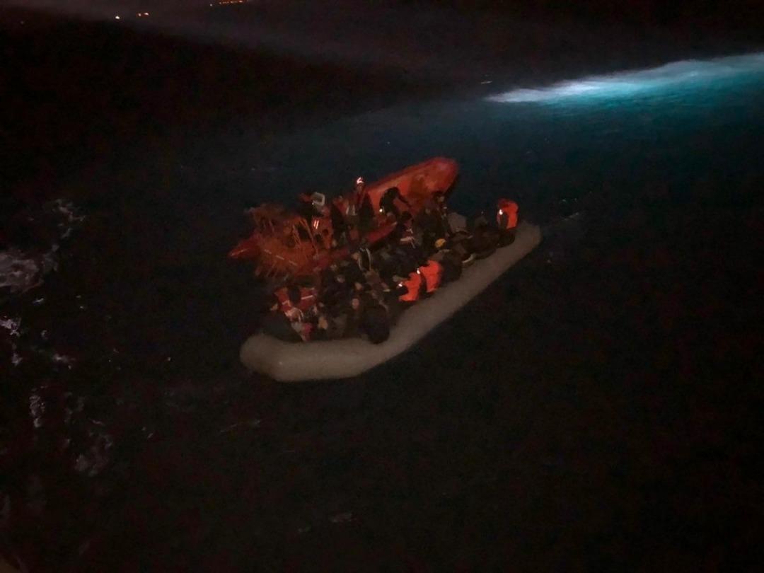 Lastik Yunanistan&rsquo;a ge&ccedil;mek isteyen 44 kişiyi Sahil G&uuml;venlik ekibi kurtardı