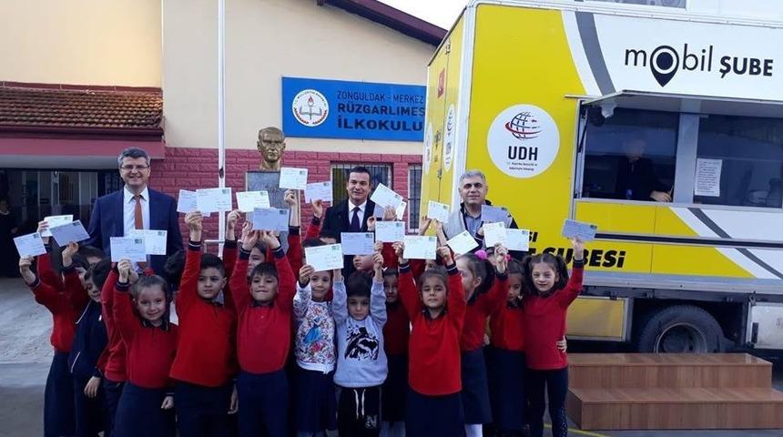 400 &ouml;ğrenciden askerlere tebrik kartı